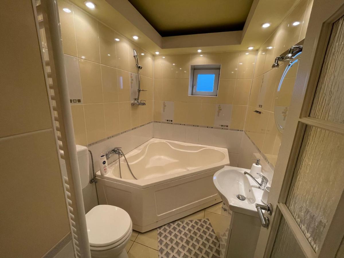 Lovely 3 Bedrooms Apartament Oradea Exterior foto